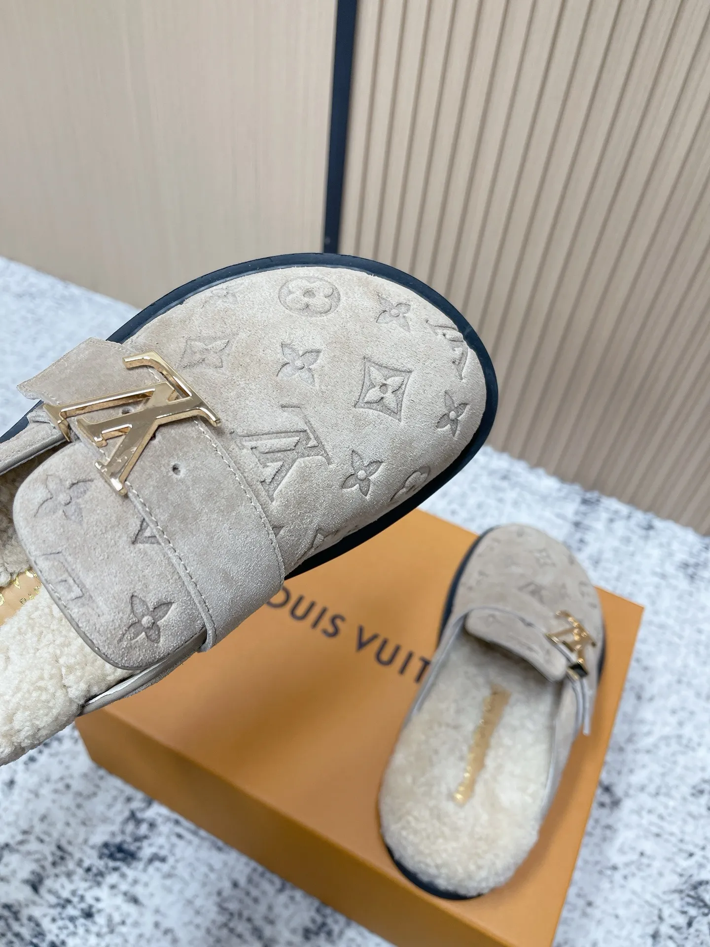 [L Home] P: 500💰 Size: 35-46 (female 40.41, male 45 46 custom-made) Top version Louis vuitton Lv top version LV couple's wool slippers New couple's Birkenstock slippers Cute and loveable, the foot feel is not too good Simple and high-end Sling-hee design Ready to wear and go Good news for lazy people Upper imported cowhide/imported old floral cloth Original hardware buckle, original molded high-density foam outsole Fabric: Yangjing/classic jacquard fabric Lining: imported wool lining Sole: original foam combination sole Size: 35-46 (female 40.41, male 45 46 customized)